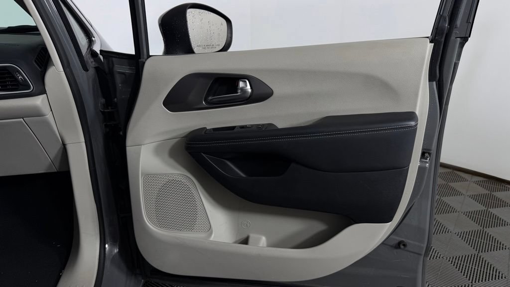 Used 2023 Chrysler Pacifica Touring-L FWD image 30