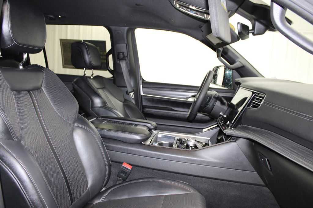 Used 2023 Jeep Wagoneer L Series III w/ Preferred Equipment Group AWD/4WD image 38