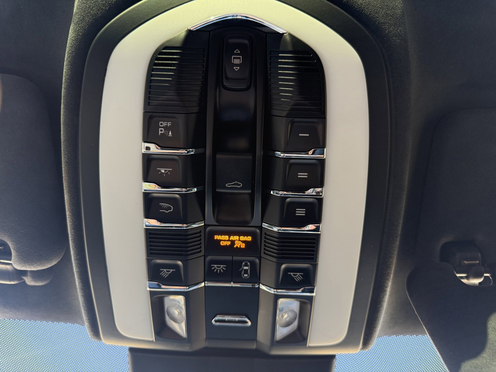 Used 2016 Porsche Cayenne Turbo S image 19