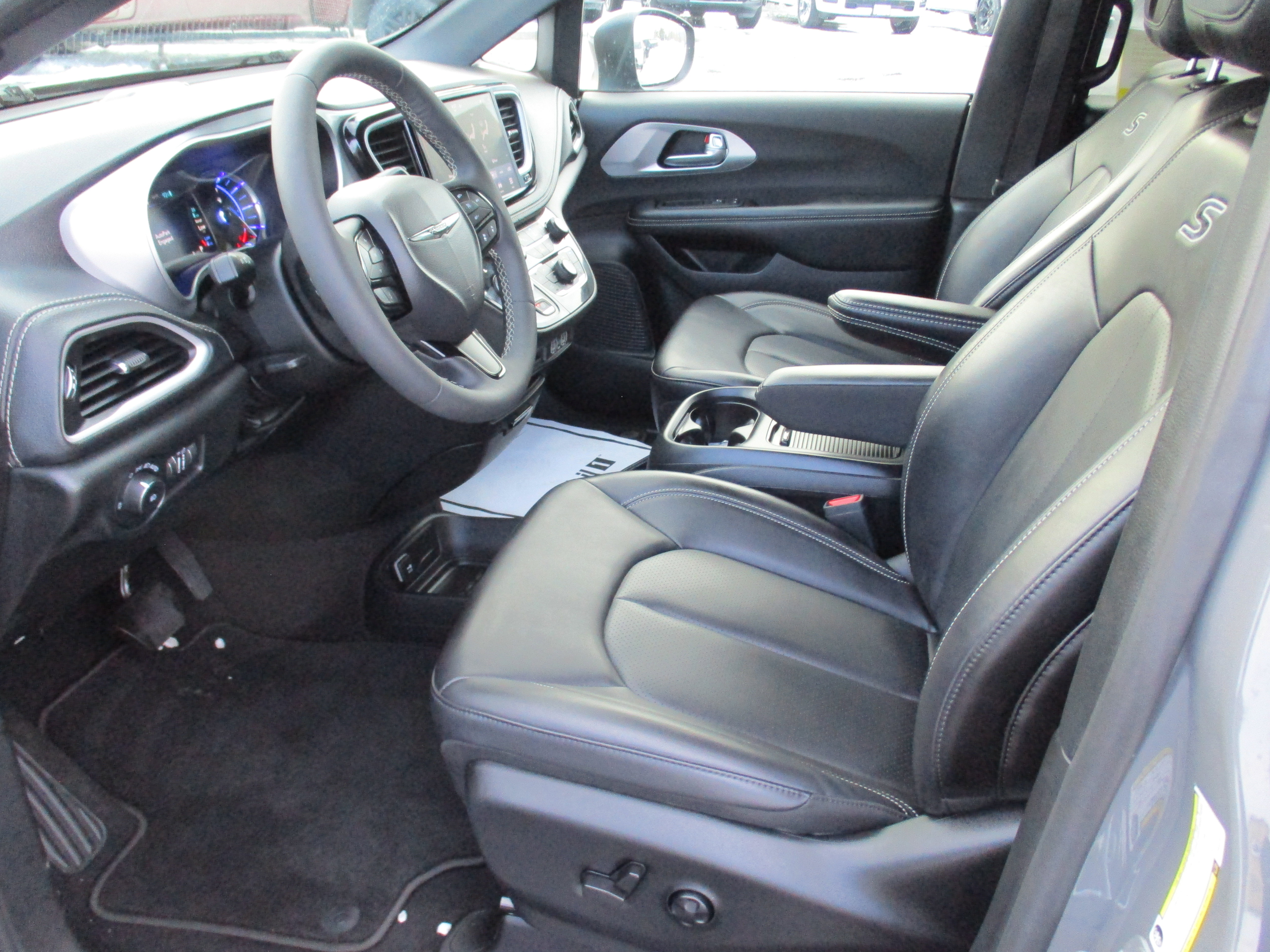 Used 2023 Chrysler Pacifica Touring-L w/ S Appearance Package image 11