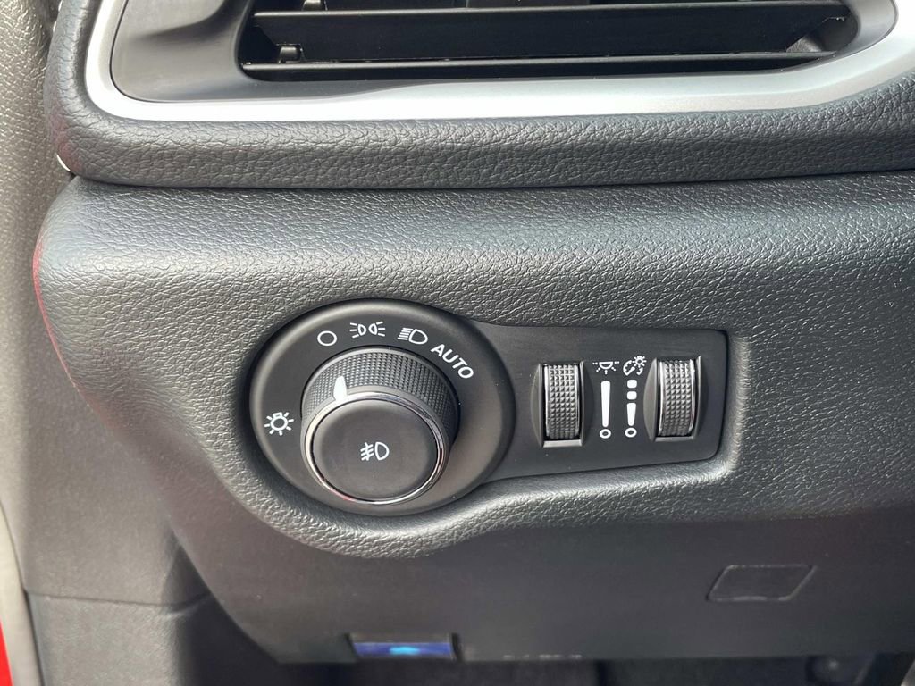 Used 2025 Chrysler Pacifica Select w/ Uconnect Theater Family Group image 19