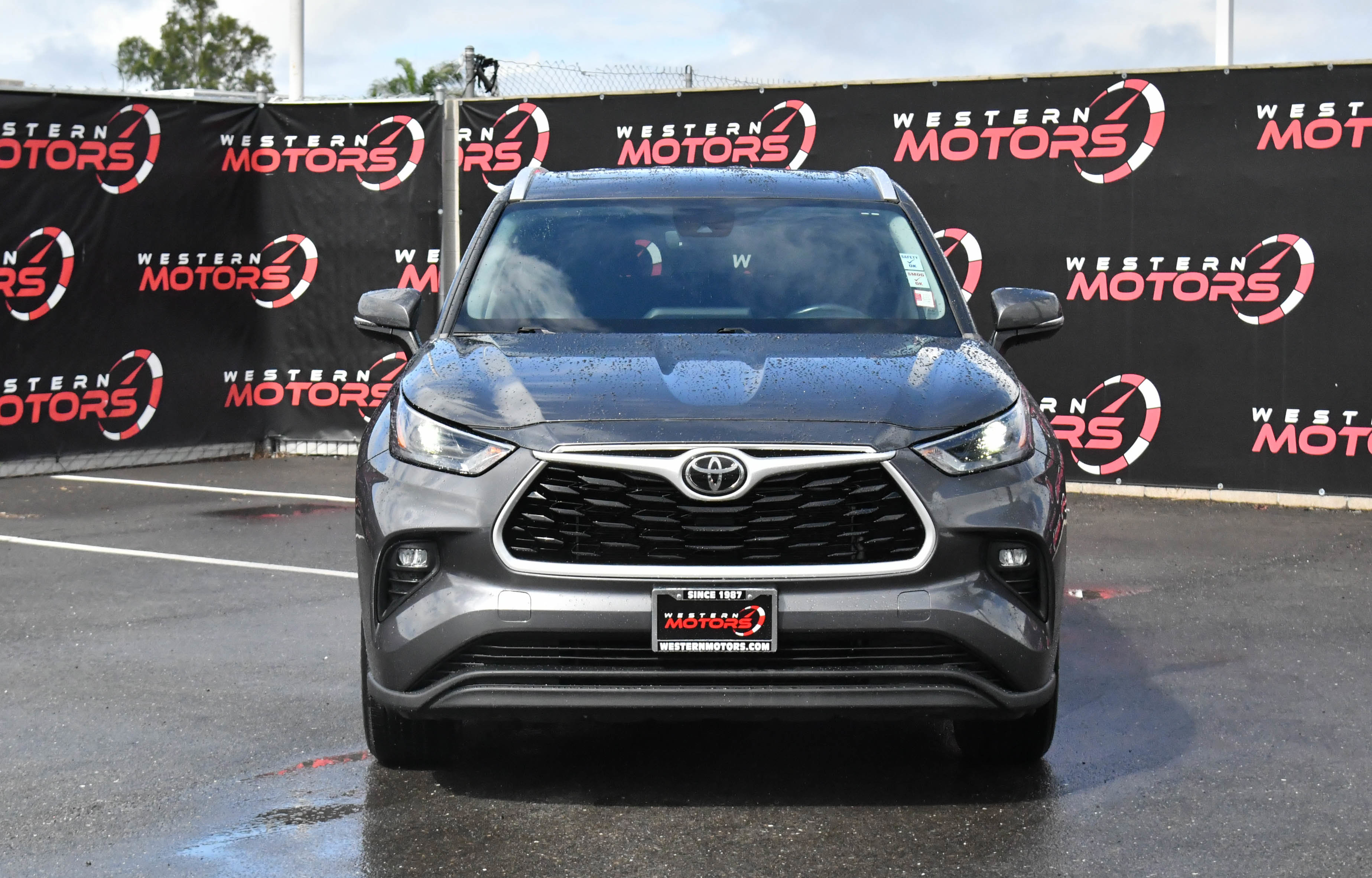 Used 2023 Toyota Highlander XLE AWD/4WD image 2