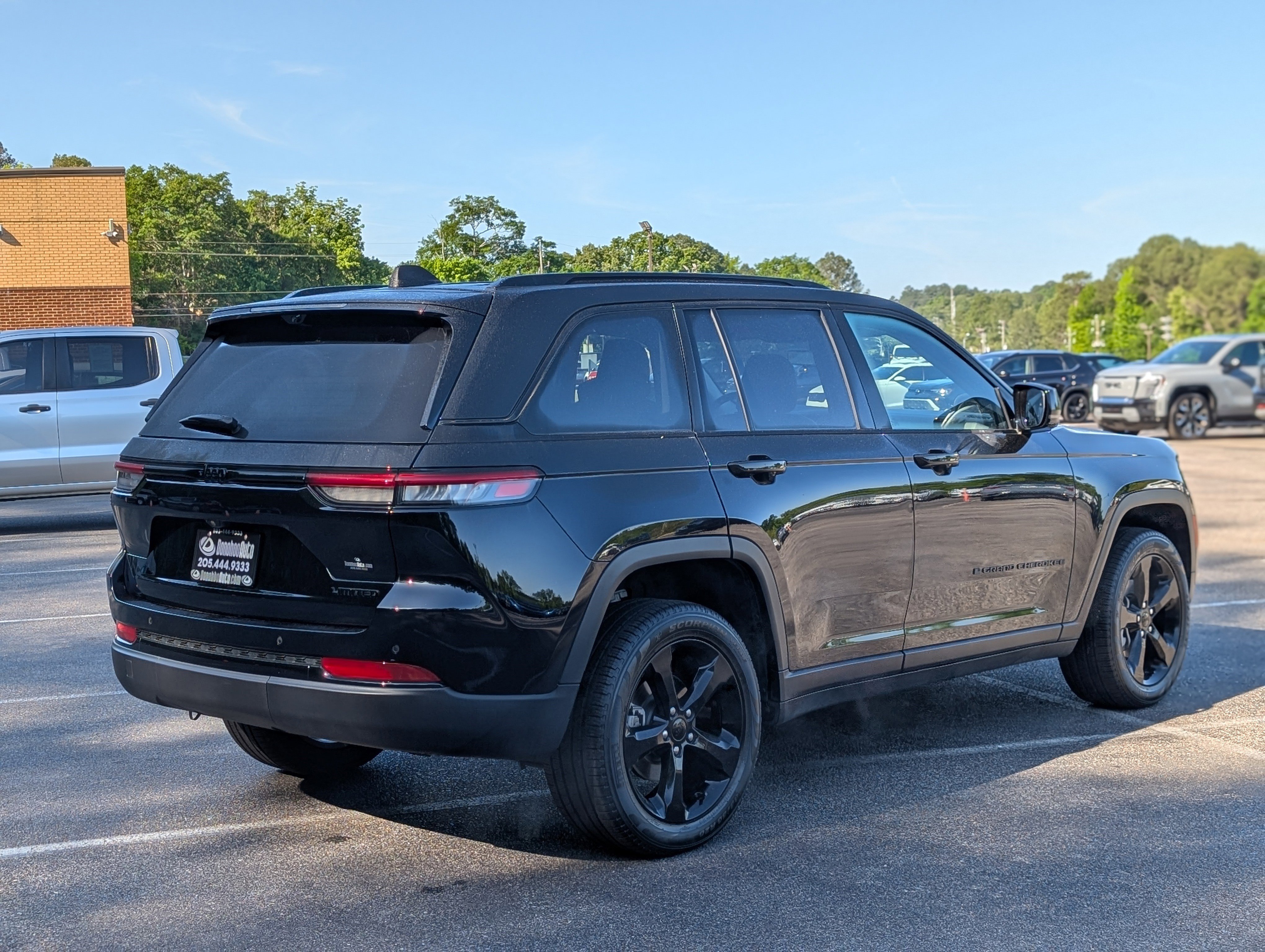 Used 2023 Jeep Grand Cherokee Limited w/ Luxury Tech Group II RWD image 9