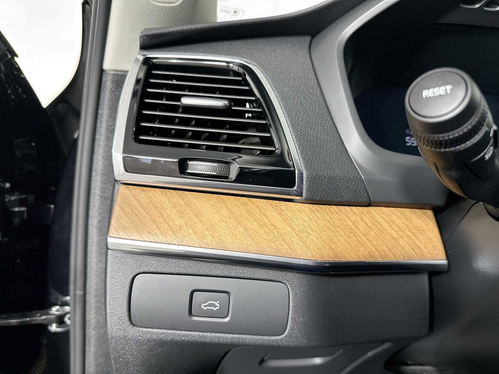 Used 2025 Volvo XC90 B5 Plus w/ Protection Package Premier image 10