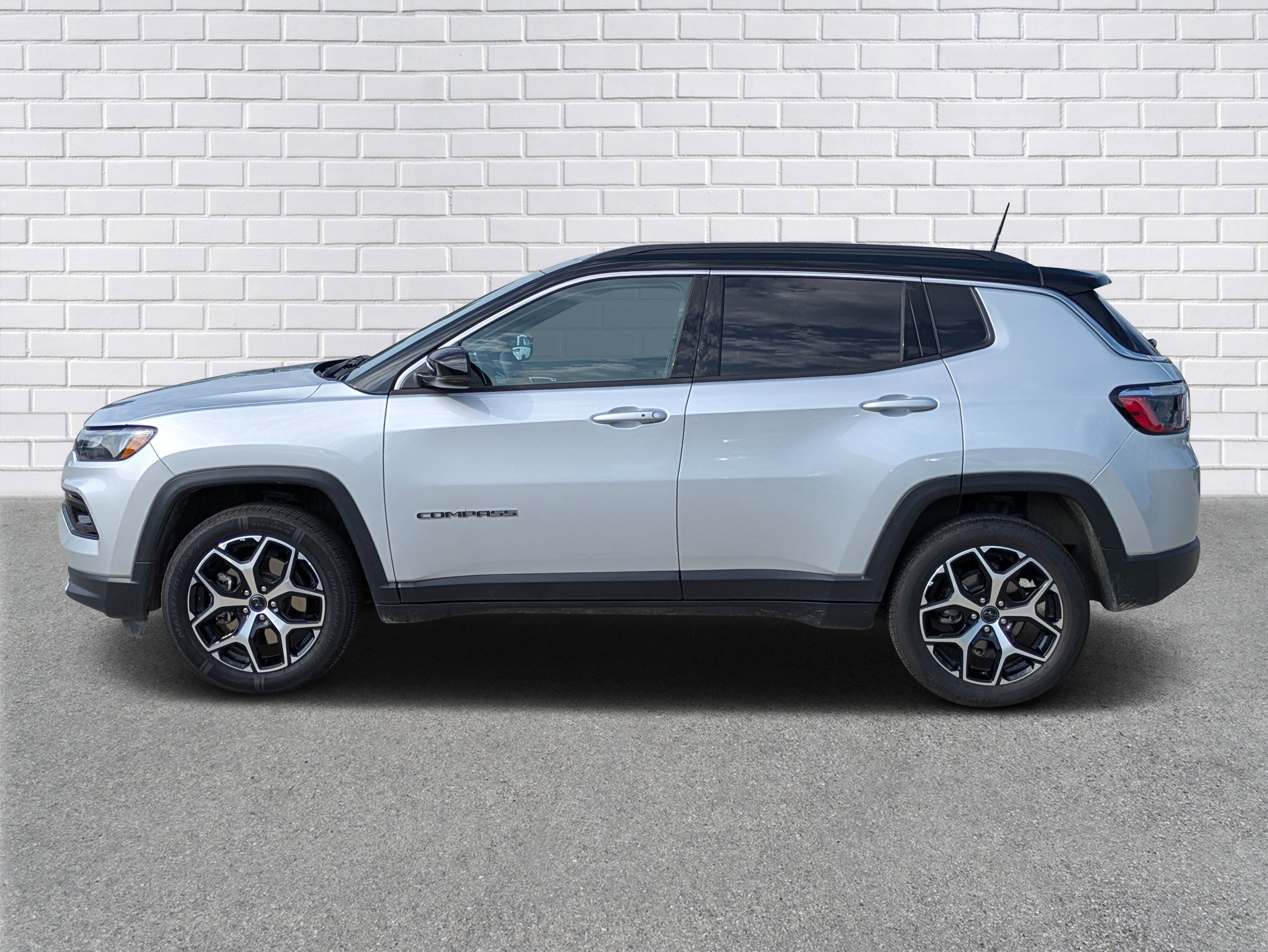 Used 2025 Jeep Compass Limited AWD/4WD image 2