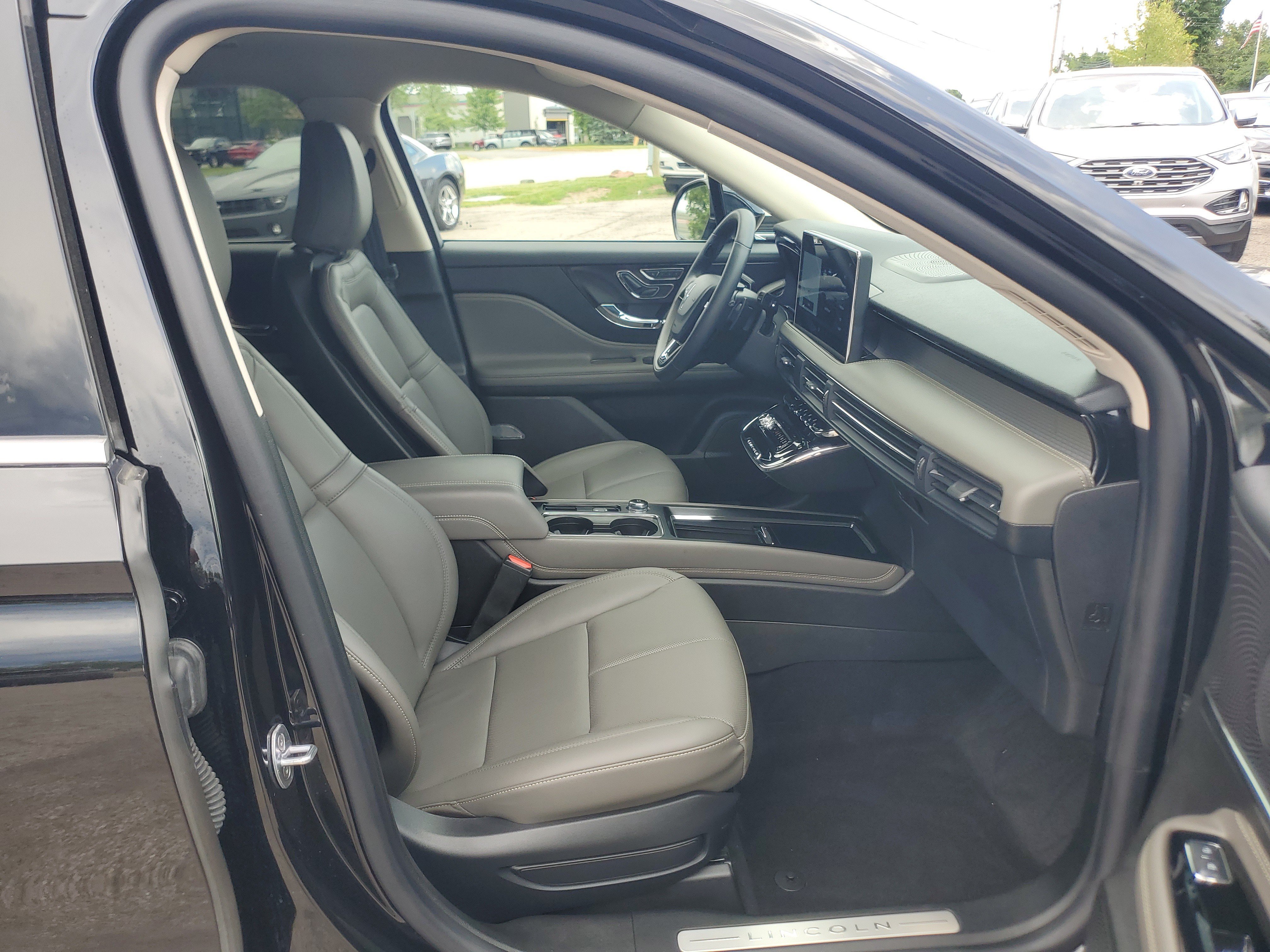 Certified 2024 Lincoln Corsair AWD w/ Equipment Group 101A image 9