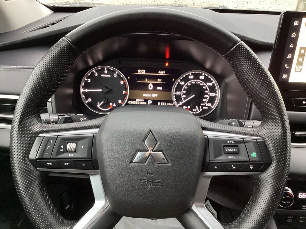 Used 2025 Mitsubishi Outlander AWD image 29