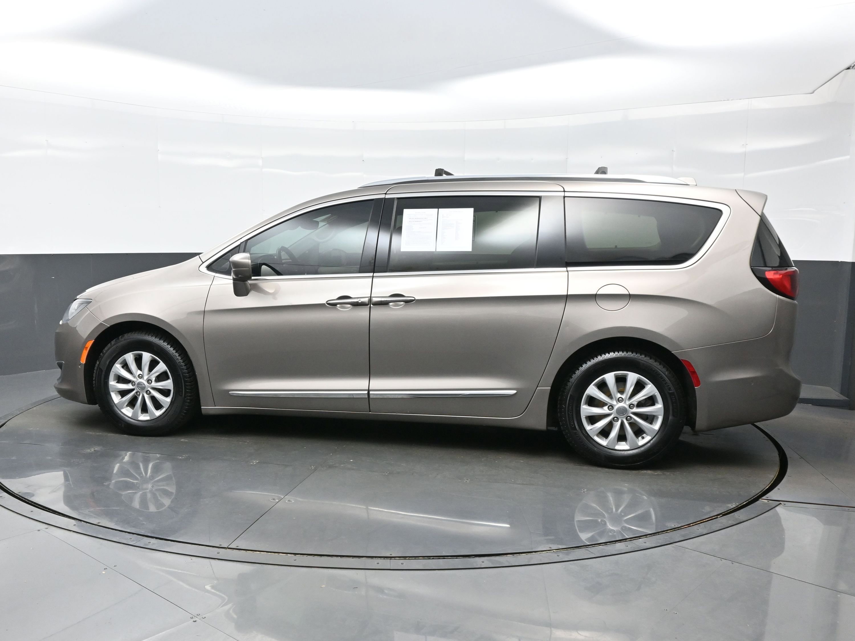 Used 2018 Chrysler Pacifica Touring-L Plus w/ Advanced Safetytec Group FWD image 3