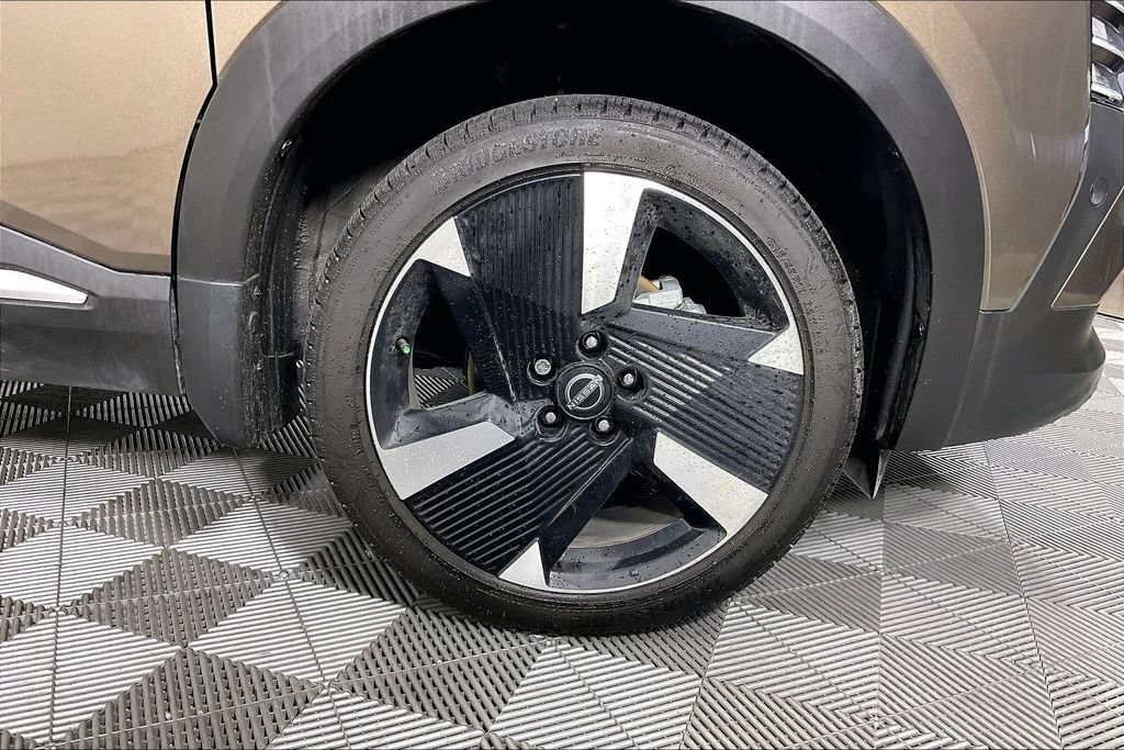 Certified 2025 Nissan Kicks SR FWD image 10