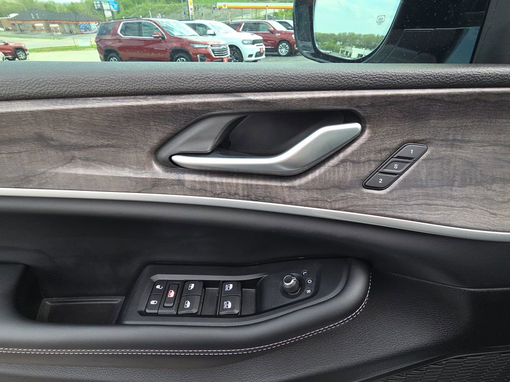 Used 2024 Jeep Grand Cherokee Limited w/ Luxury Tech Group II image 13