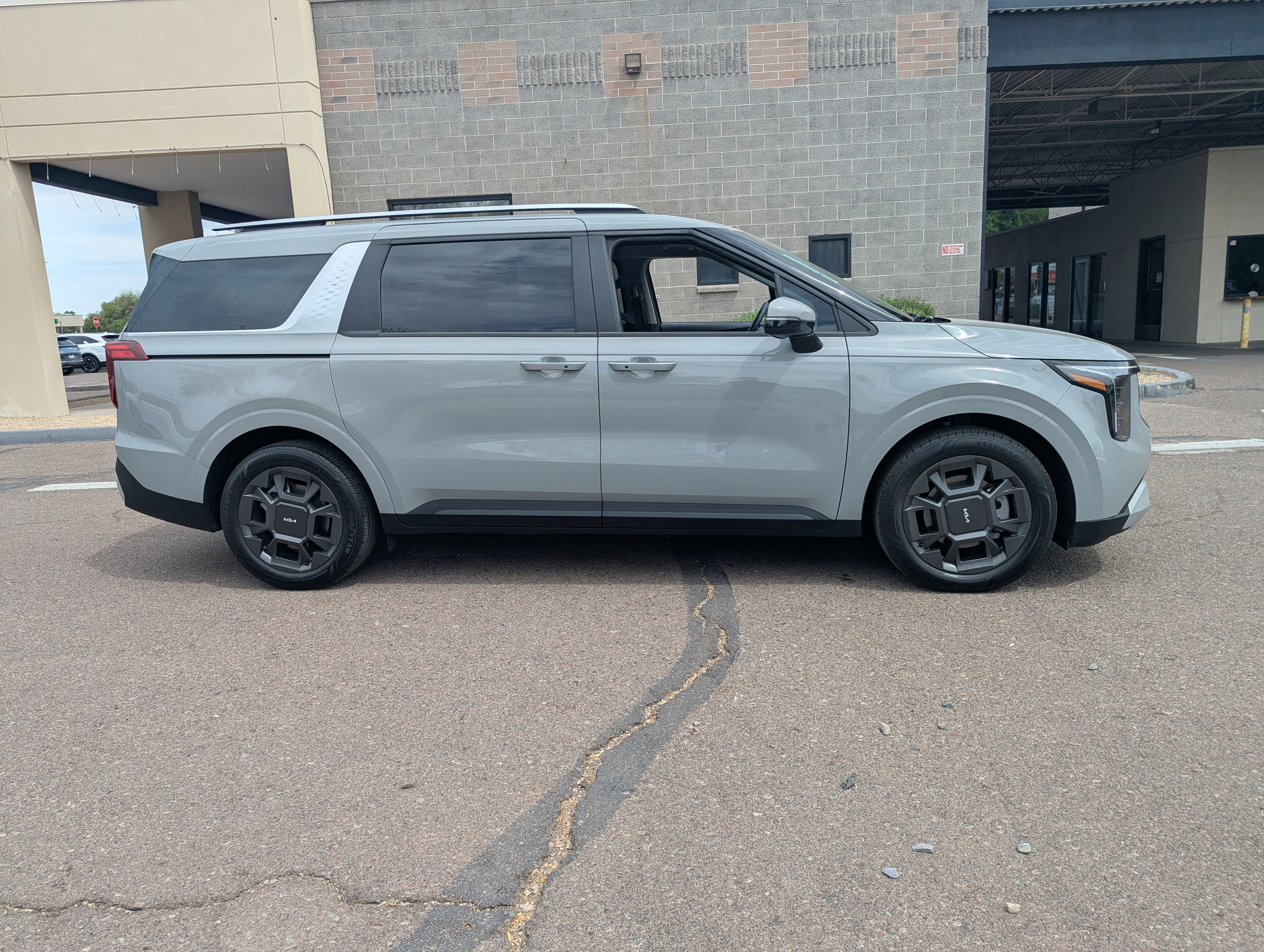 Certified 2025 Kia Carnival EX image 2