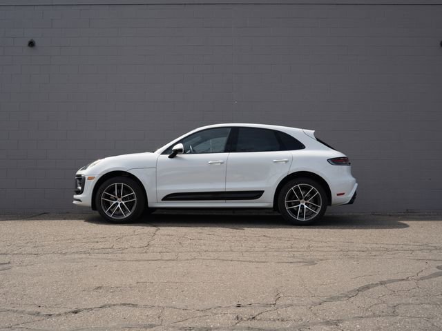 Certified 2025 Porsche Macan image 2