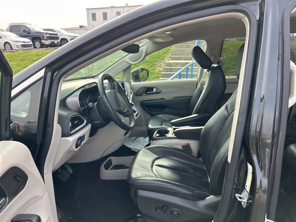 Used 2022 Chrysler Pacifica Touring-L image 6