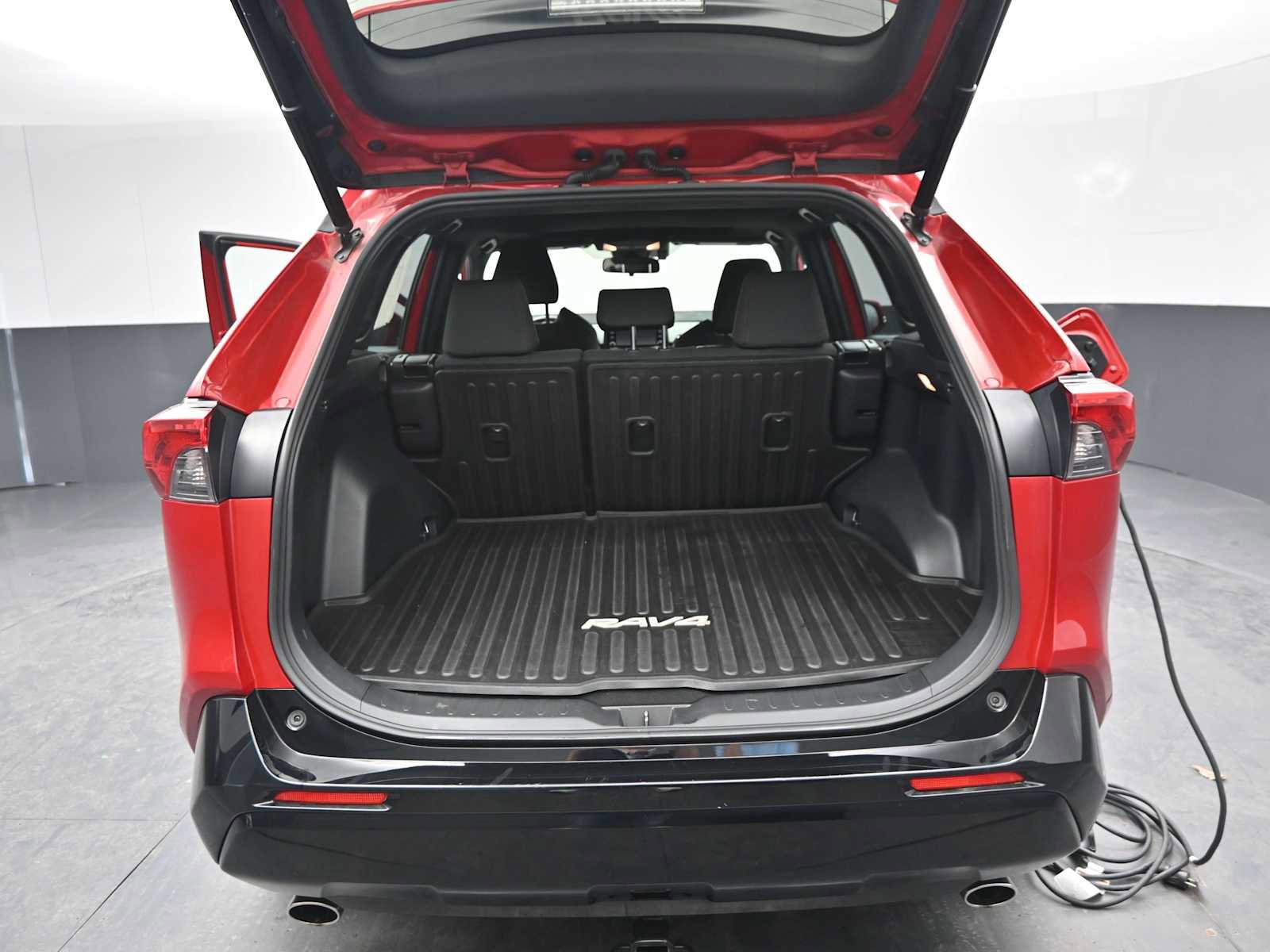 Used 2021 Toyota RAV4 SE w/ Weather & Moonroof Package image 5