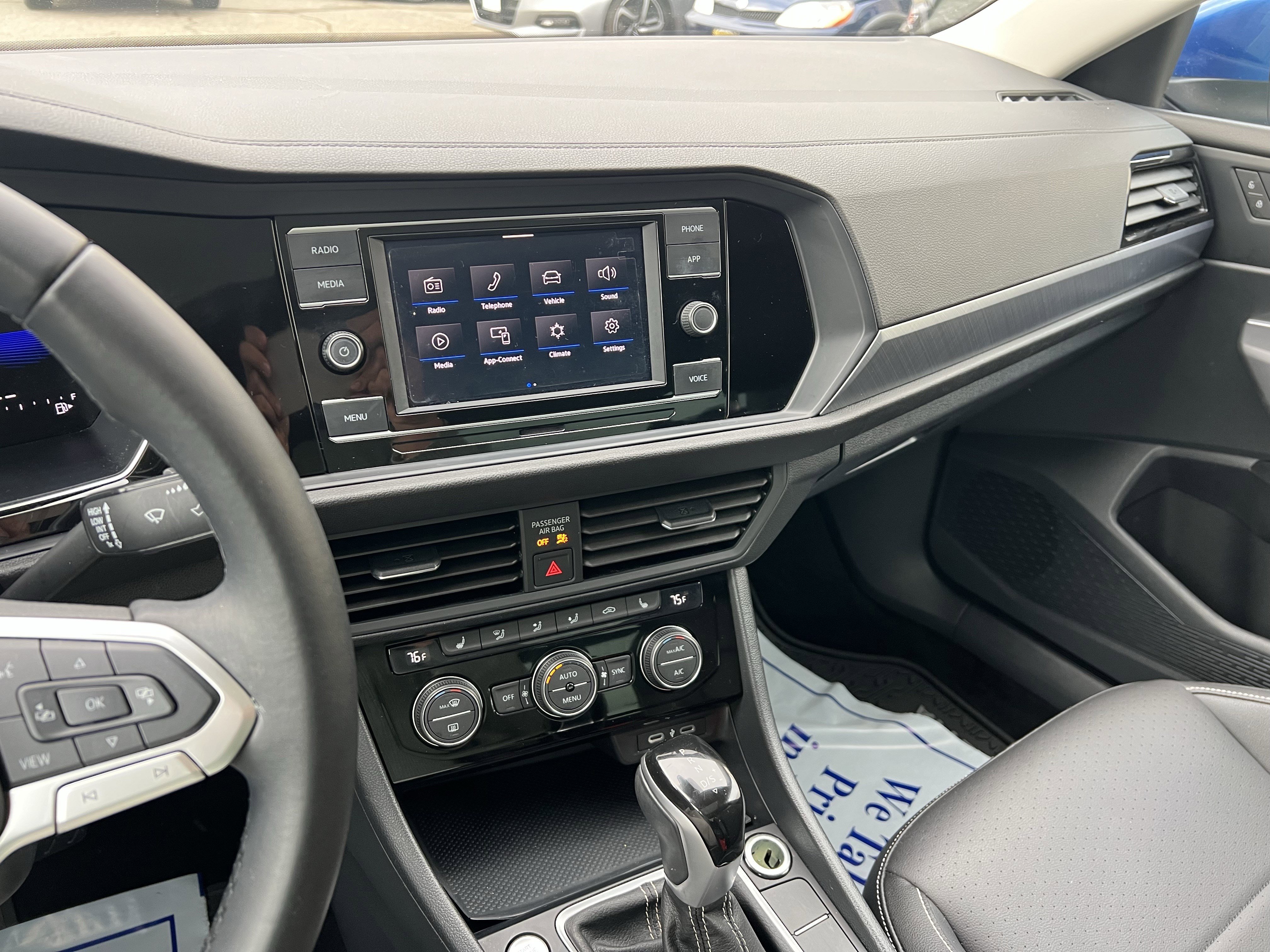 Used 2024 Volkswagen Jetta SE w/ Panoramic Sunroof Package image 18