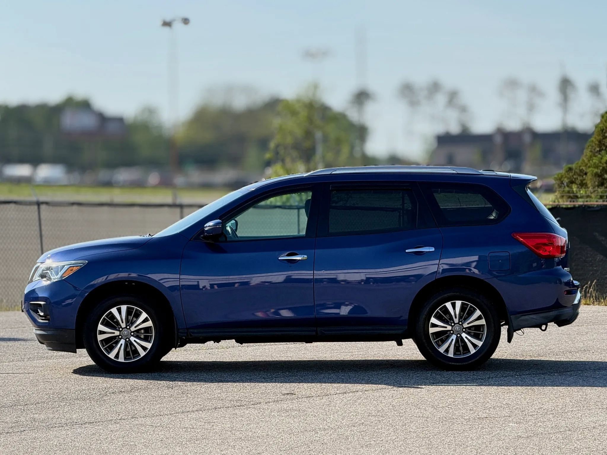Used 2017 Nissan Pathfinder SV image 8