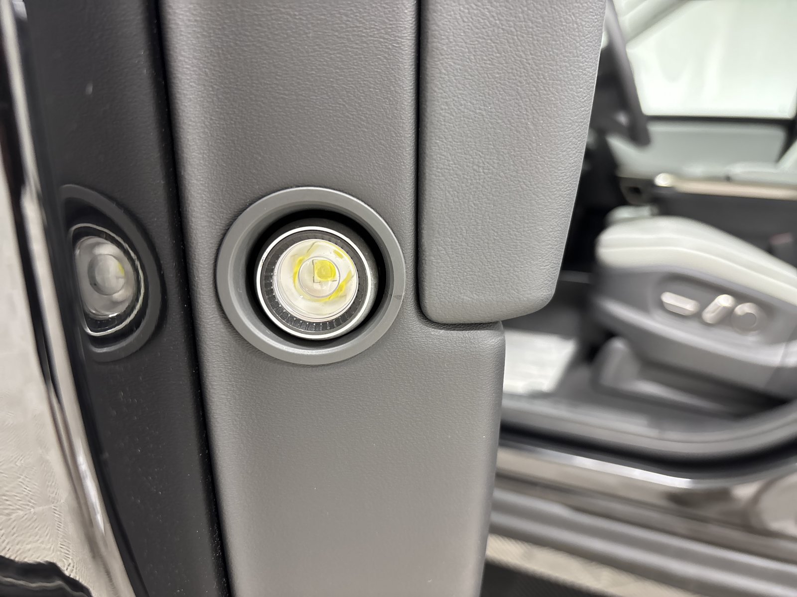 Used 2024 Rivian R1S Adventure AWD/4WD image 32