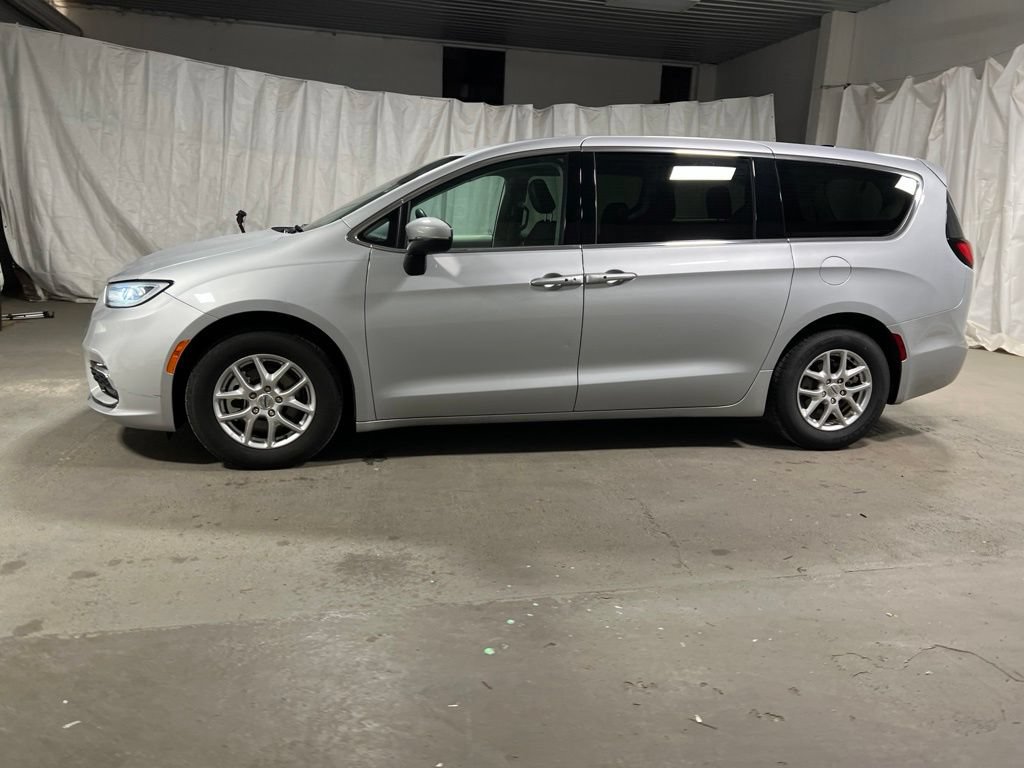 Used 2023 Chrysler Pacifica Touring-L FWD image 4