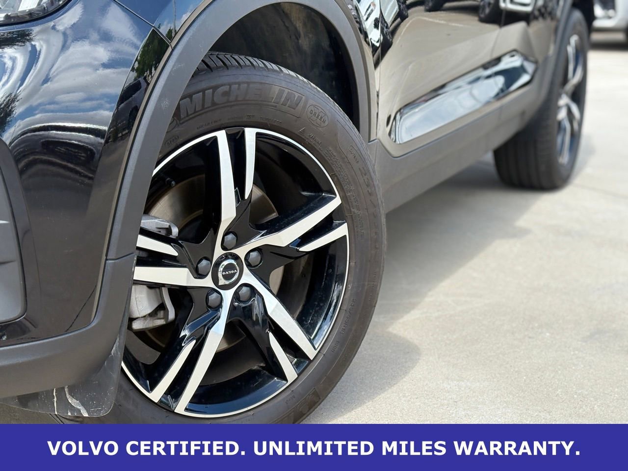 Certified 2025 Volvo XC40 B5 Core image 9