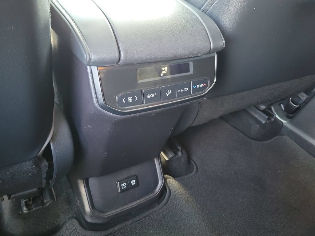 Used 2021 Toyota Highlander XLE FWD image 22