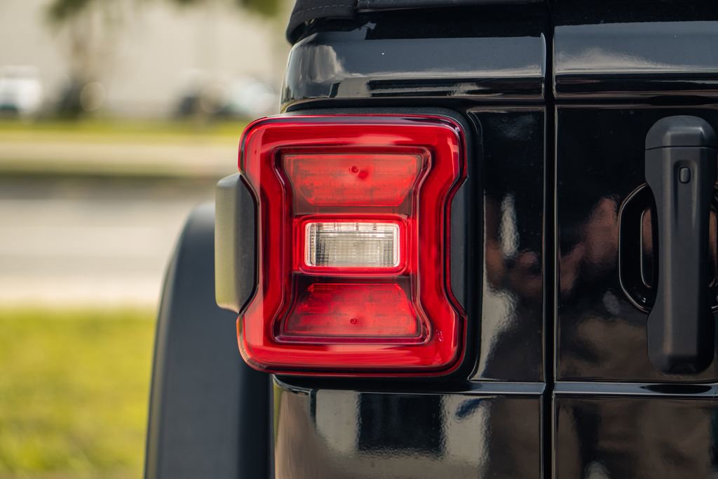 Used 2022 Jeep Wrangler Unlimited Rubicon AWD/4WD image 11