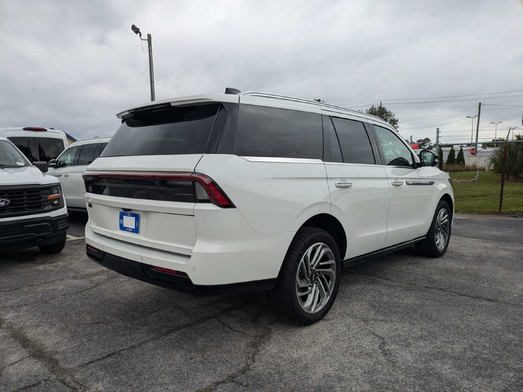 Certified 2026 Lincoln Navigator Reserve AWD/4WD image 4