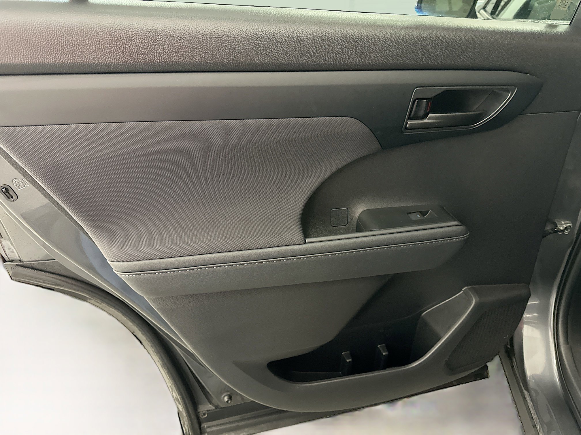 Used 2023 Toyota Highlander LE image 27