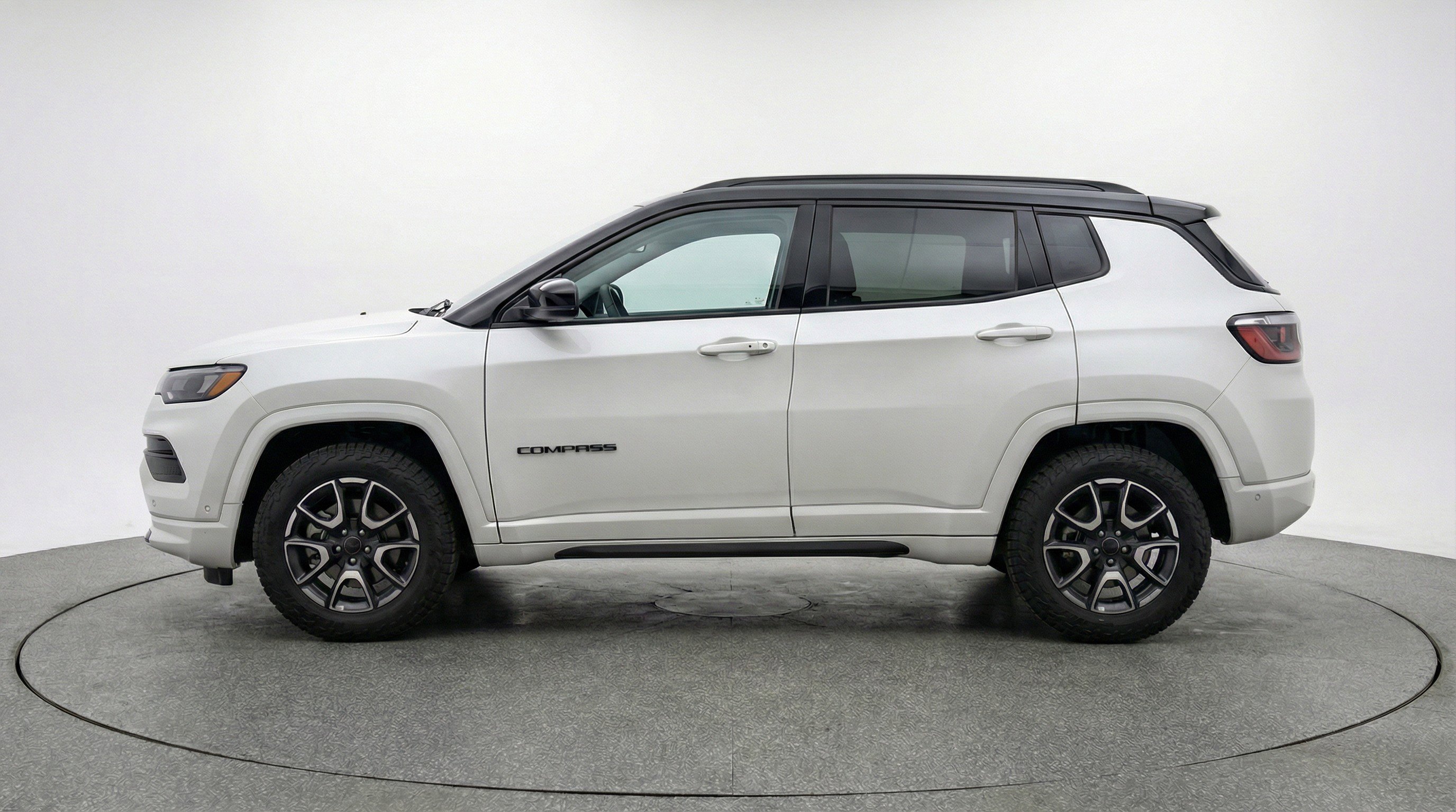 Used 2025 Jeep Compass Trailhawk AWD/4WD image 5
