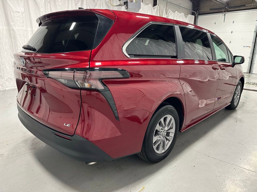Used 2025 Toyota Sienna LE image 7