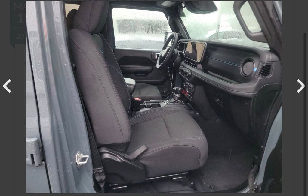 Used 2025 Jeep Wrangler Unlimited Rubicon 4xe image 13
