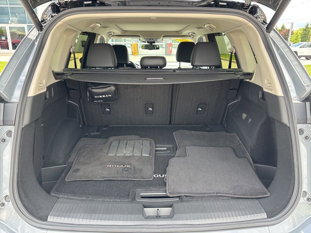 Used 2025 Nissan Rogue Platinum w/ Tech Package FWD image 11