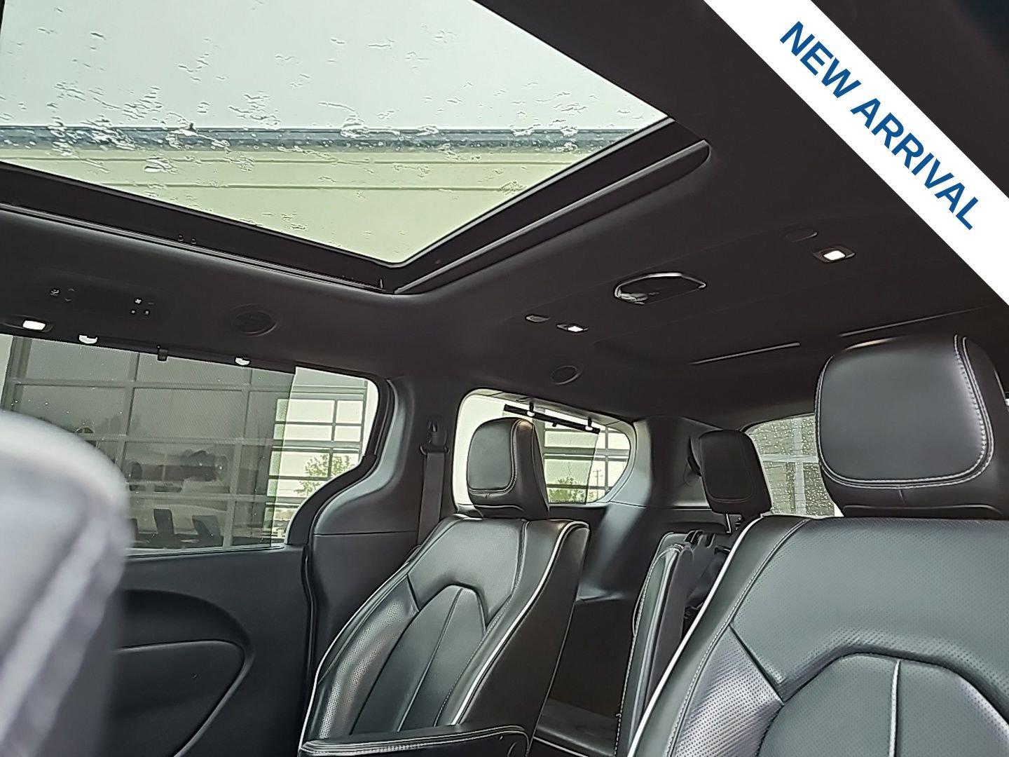 Used 2021 Chrysler Pacifica Limited w/ Uconnect Theater Family Group image 19