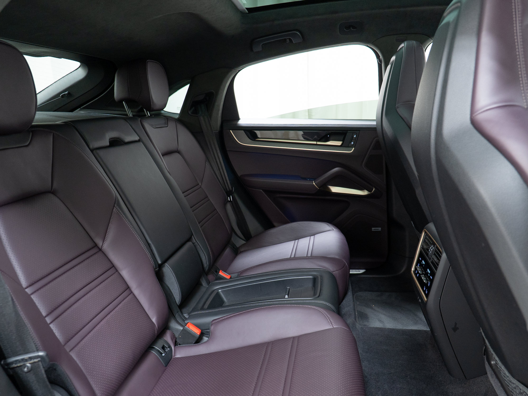 Certified 2024 Porsche Cayenne Coupe AWD/4WD image 30