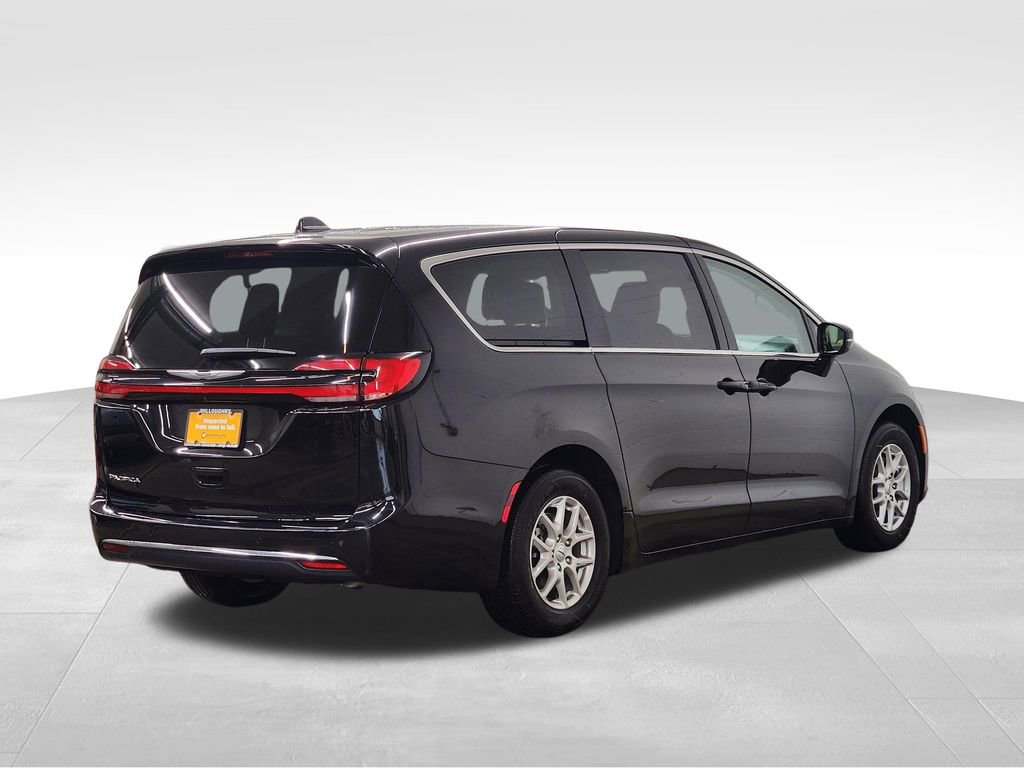 Used 2024 Chrysler Pacifica Touring-L FWD image 8