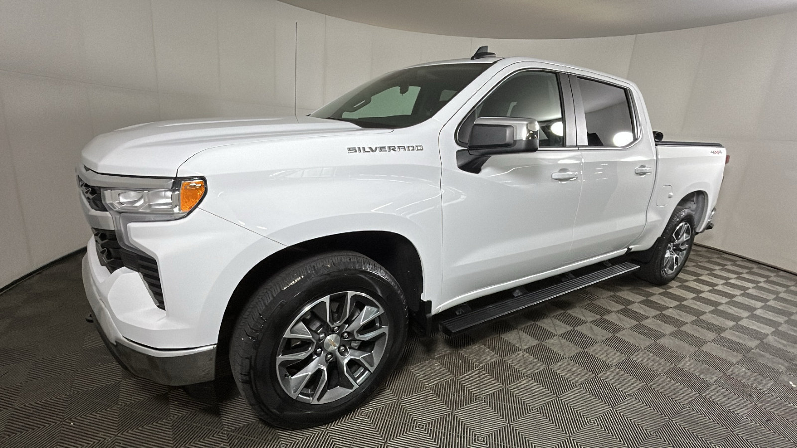 Used 2024 Chevrolet Silverado 1500 LT AWD/4WD image 7