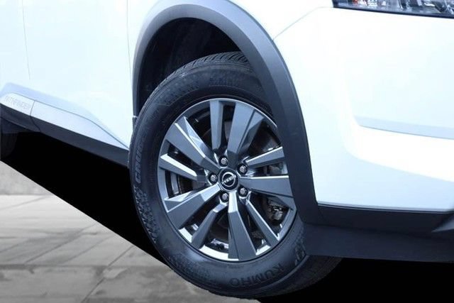 Certified 2025 Nissan Pathfinder SV w/ SV Premium Package FWD image 3