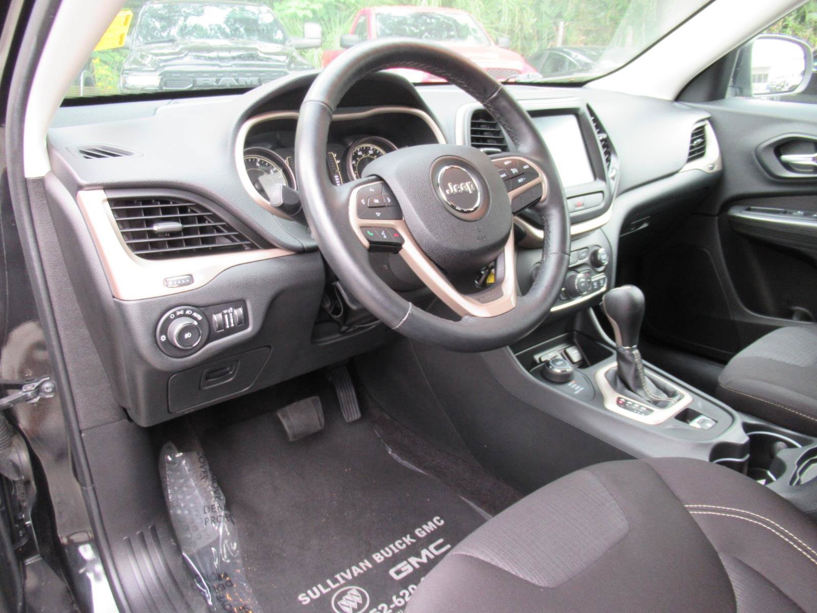 Used 2015 Jeep Cherokee Latitude w/ Cold Weather Group AWD/4WD image 18