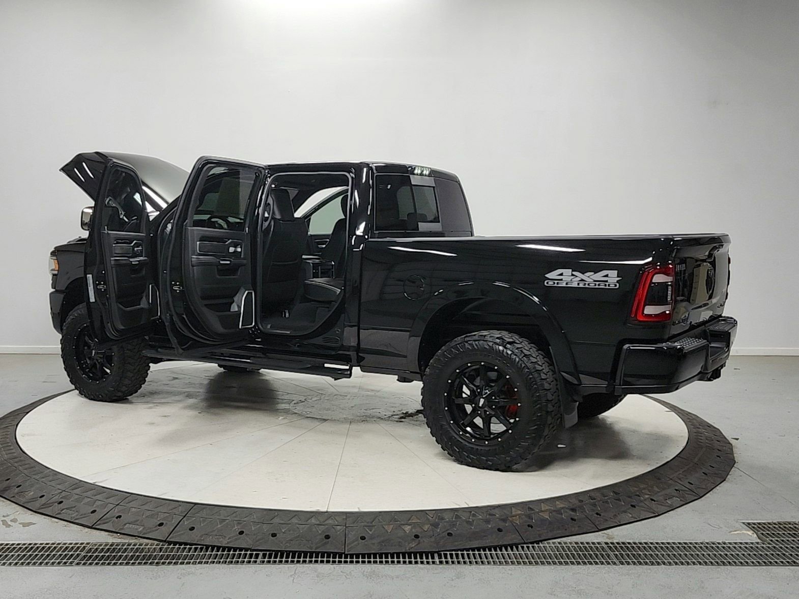 Used 2019 RAM 2500 Laramie w/ Black Appearance Package AWD/4WD image 13
