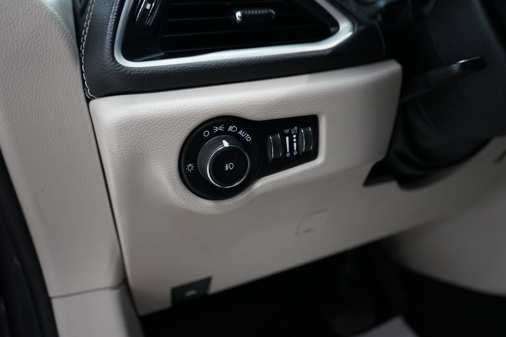 Used 2023 Chrysler Pacifica Touring-L AWD/4WD image 30