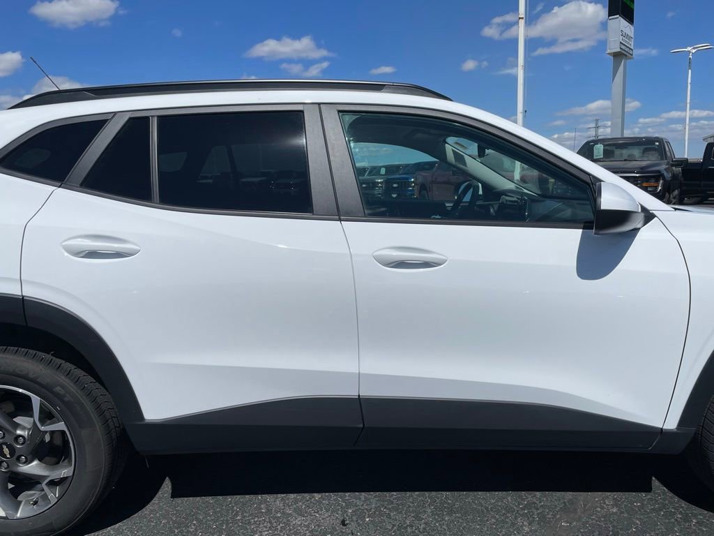 Used 2025 Chevrolet Trax LT FWD image 24