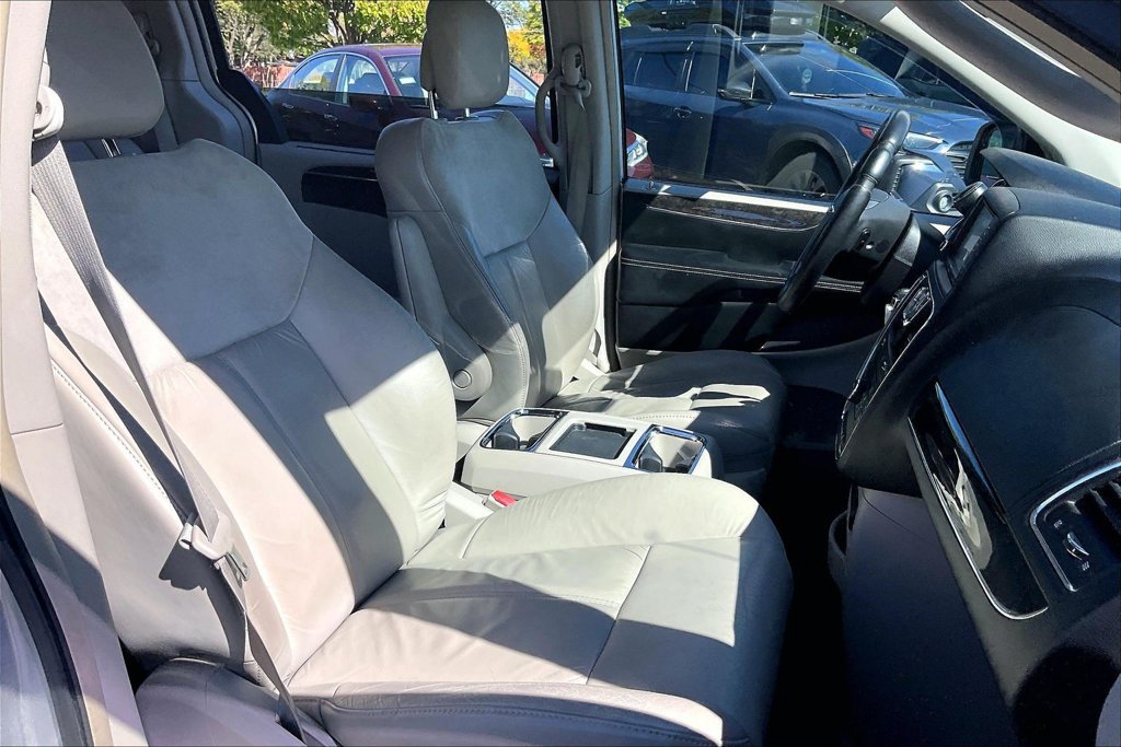Used 2011 Chrysler Town & Country Limited FWD image 8