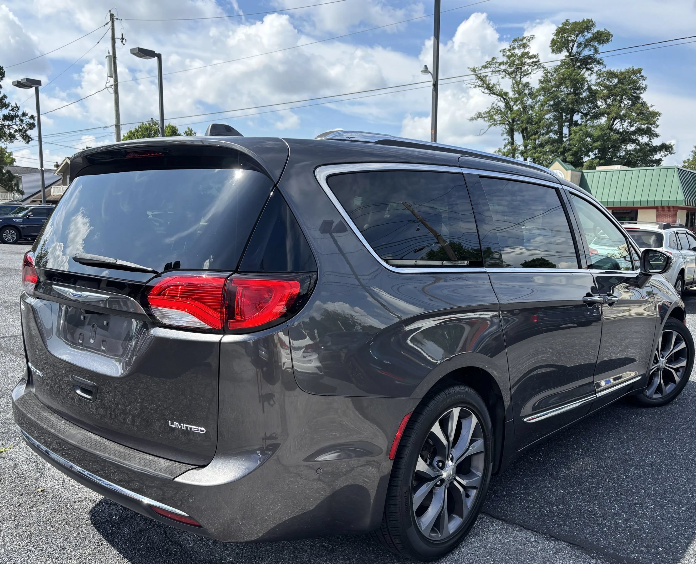 Used 2018 Chrysler Pacifica Limited w/ Advanced Safetytec Group FWD image 5