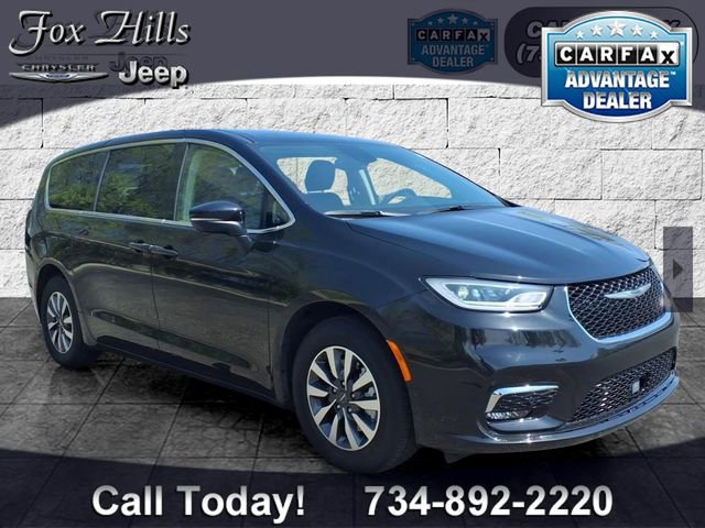 Used 2023 Chrysler Pacifica Touring-L FWD image 1
