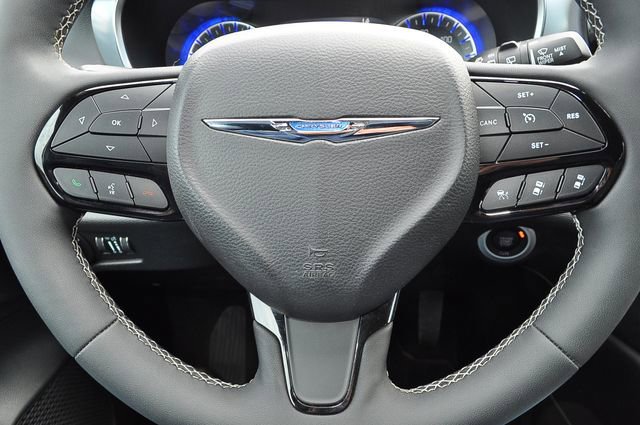 Used 2025 Chrysler Pacifica Limited image 26