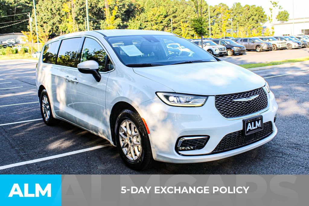 Used 2023 Chrysler Pacifica Touring-L FWD image 3
