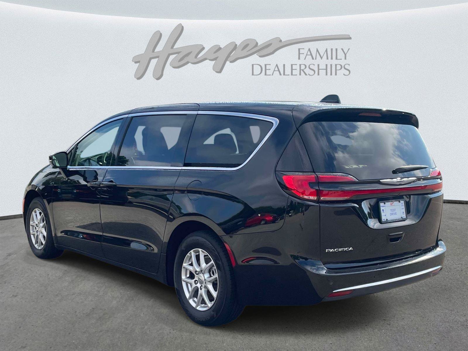 Used 2024 Chrysler Pacifica Touring-L FWD image 5