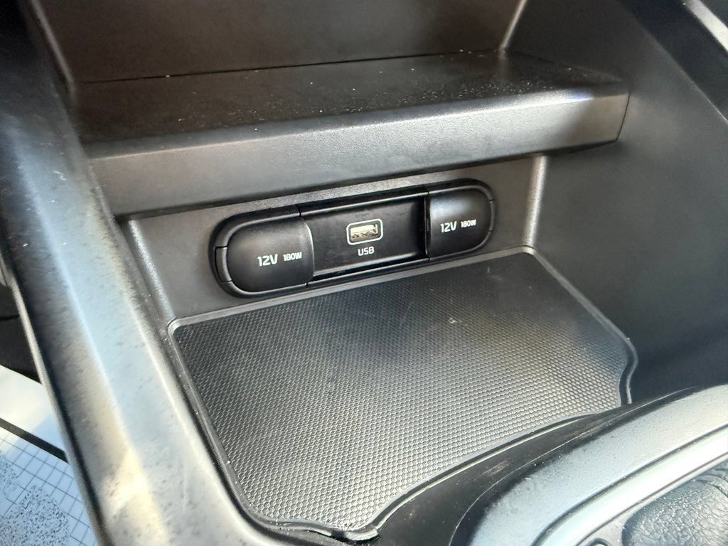 Used 2025 Kia Soul LX w/ LX Technology Package FWD image 27