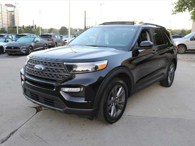 Used 2022 Ford Explorer XLT w/ Equipment Group 202A image 2