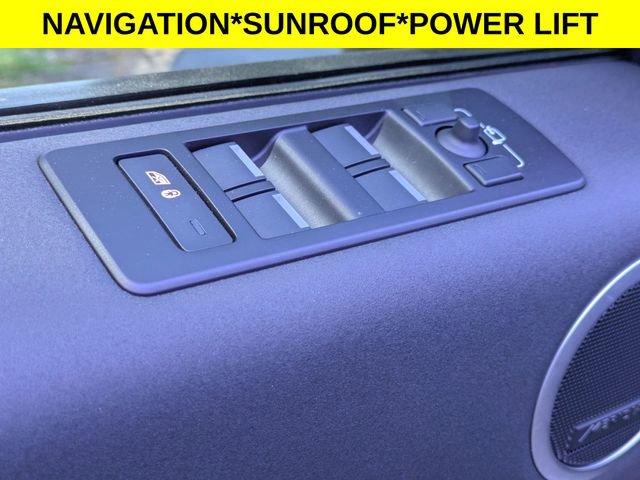 Used 2023 Land Rover Discovery S image 10