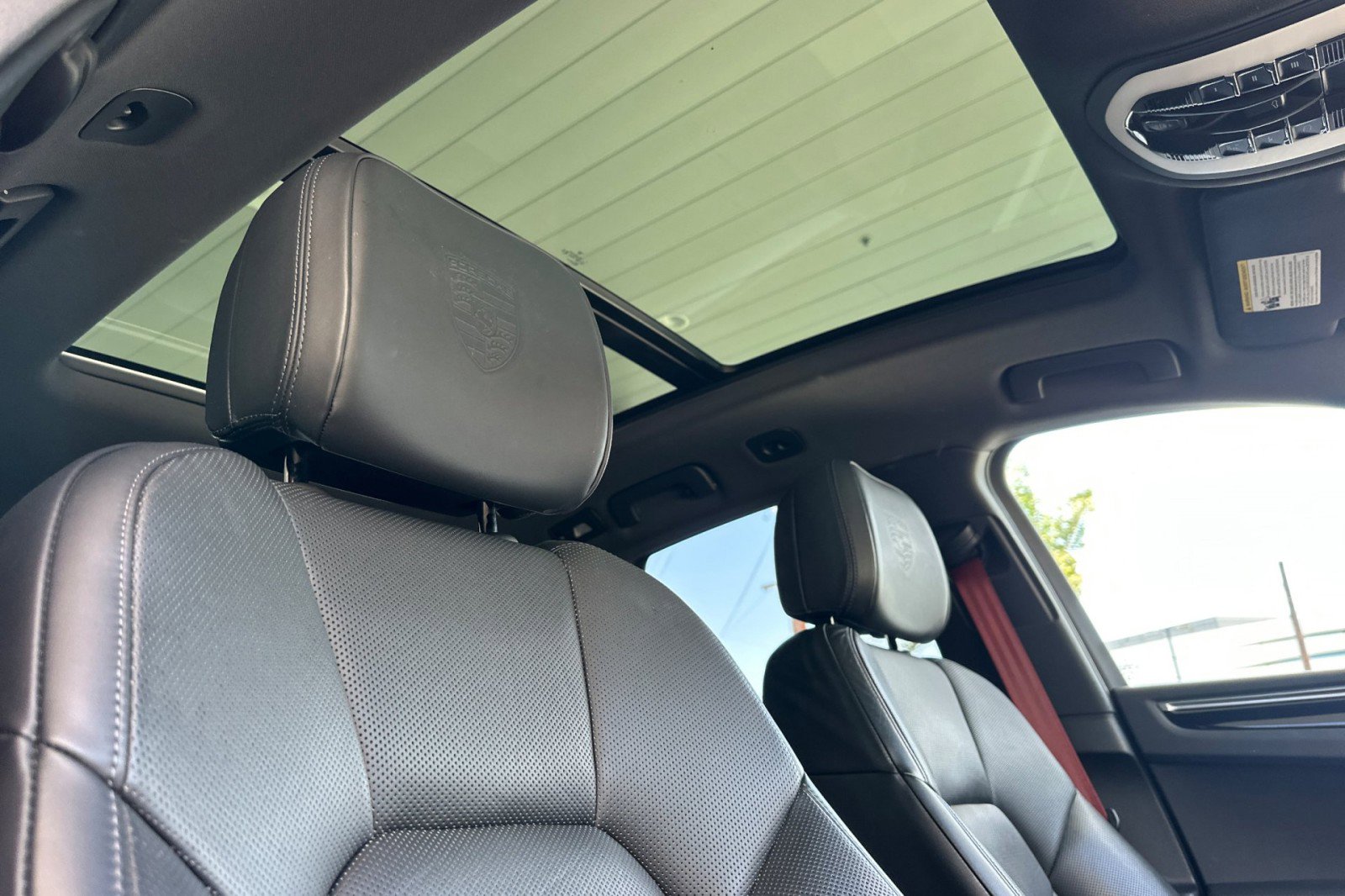 Certified 2023 Porsche Macan AWD/4WD image 17